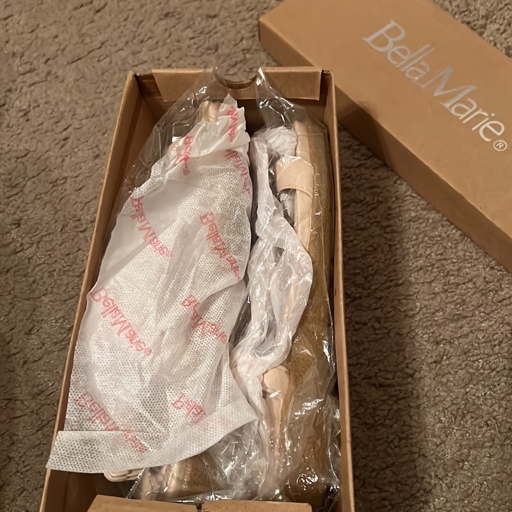 💕💕SUMMER CLEARANCE💕💕Beige Bella Marie Cushiony Sandals - Picture 4 of 6